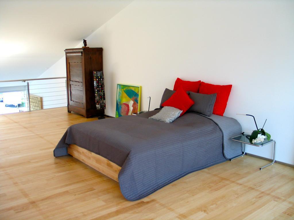Artist'S Loft Zur Maloya Apartment Ormalingen Room photo